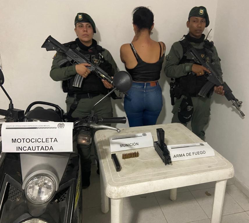 Una mujer fue sorprendida con una mini uzi en Atalaya