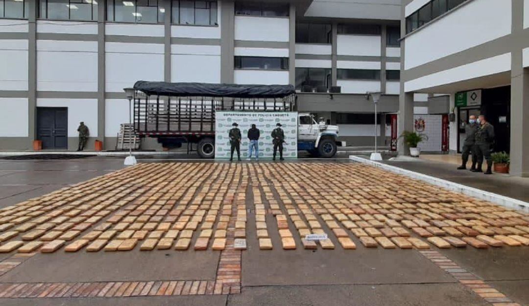 En un camión se camuflaba casi una tonelada del estupefaciente entre 20 cabezas de ganado.  
