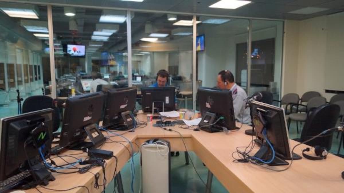 Dr. Santiago Rojas y Dr. Leonardo Palacios contestando preguntas de los oyentes.