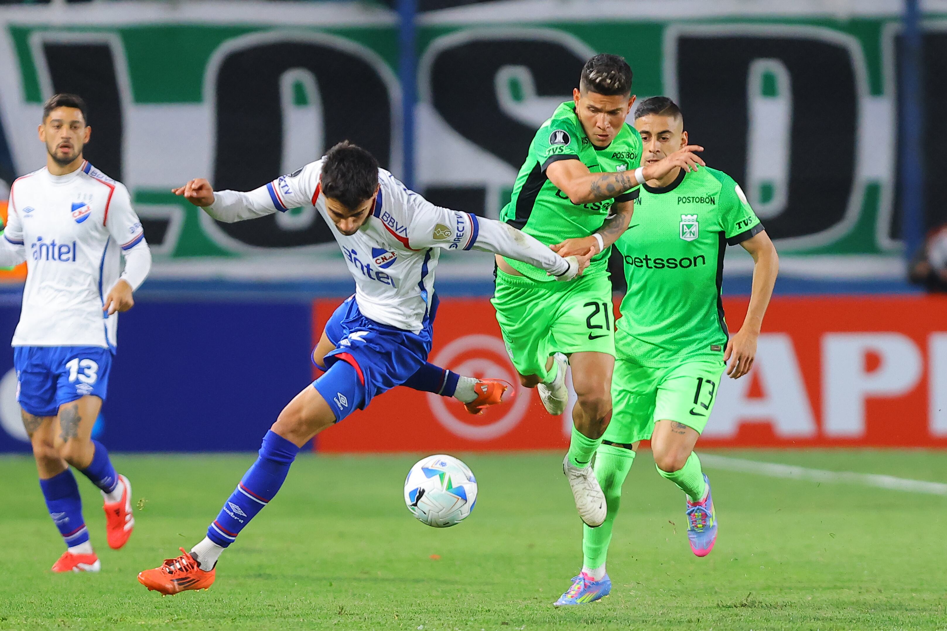 . MONTEVIDEO (URUGUAY), 28/05/2025.- Jorman Campuzano (2d) de Atlético Nacional dispita el balón este miércoles, en un partido de la fase de grupos de la Copa Libertadores en el estadio Gran Parque Central en Montevideo (Uruguay). EFE/Gaston Britos