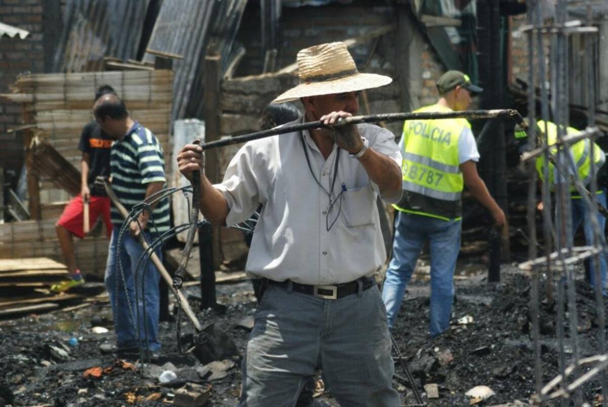 Luego de un gran incendio un barrio de invasión en Popayán quedo en cenizas.