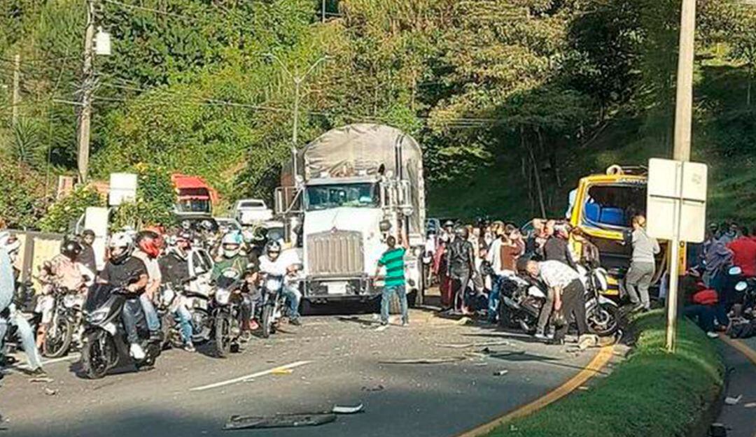 Accidente de tránsito en la vía Medellín Bogotá deja tres muertos