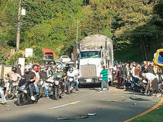 Accidente de tránsito en la vía Medellín Bogotá deja tres muertos