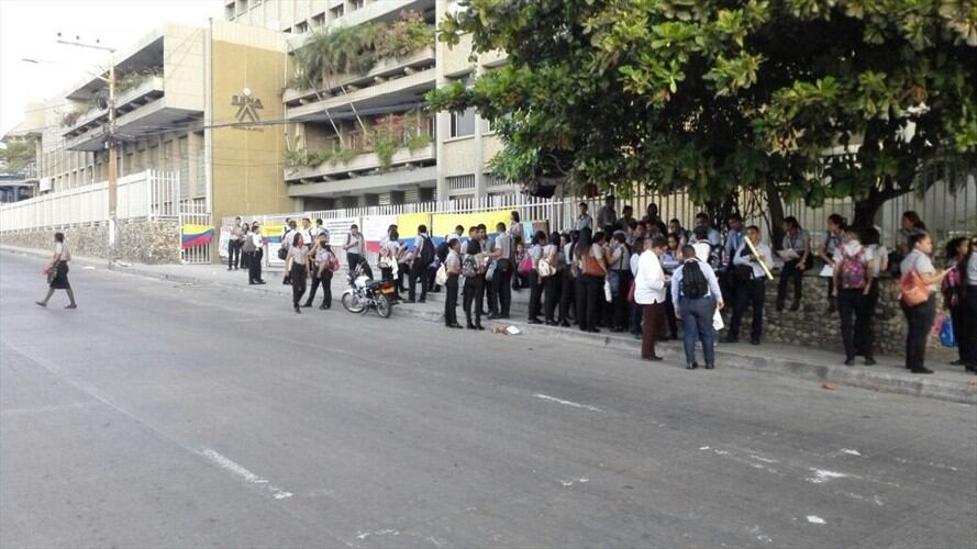 Sindicalistas cierran sede del Sena Centro en Barranquilla en señal de protesta. Foto: Silvana Salas (W Radio)