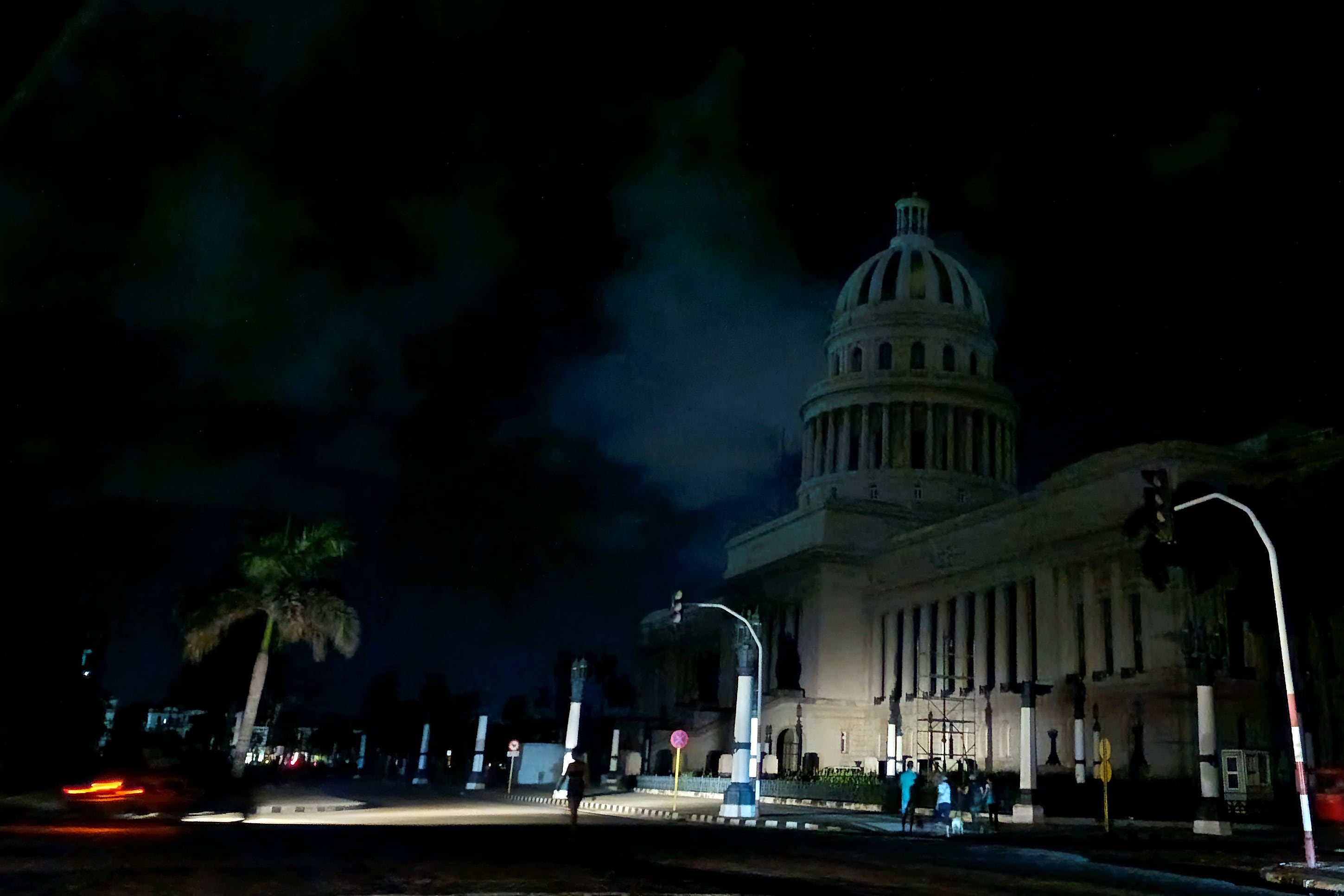 Fotografía del Capitolio a oscuras durante un apagón en La Habana (Cuba). 
EFE/ Ernesto Mastrascusa

