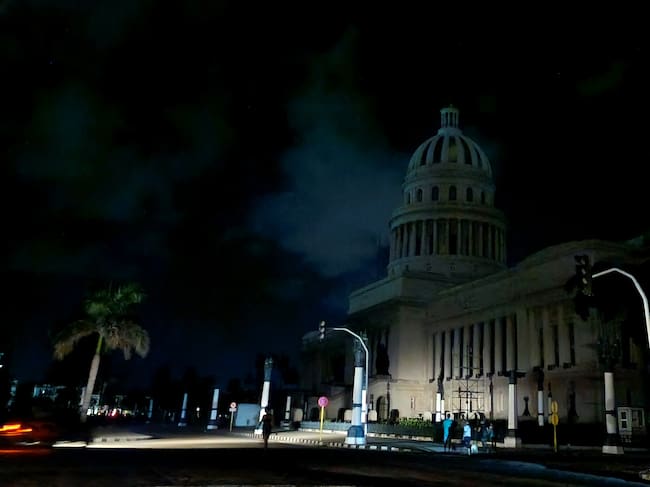 Fotografía del Capitolio a oscuras durante un apagón en La Habana (Cuba).
EFE/ Ernesto Mastrascusa