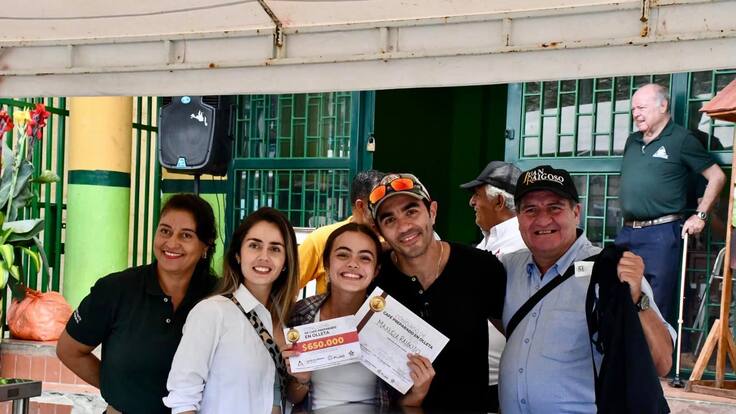 Manuela Raigoso, niña ganadora concurso de café