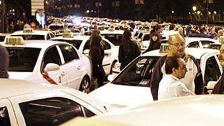 Taxistas bloquean vía hacia la Costa Atlántica en la Dorada, Caldas