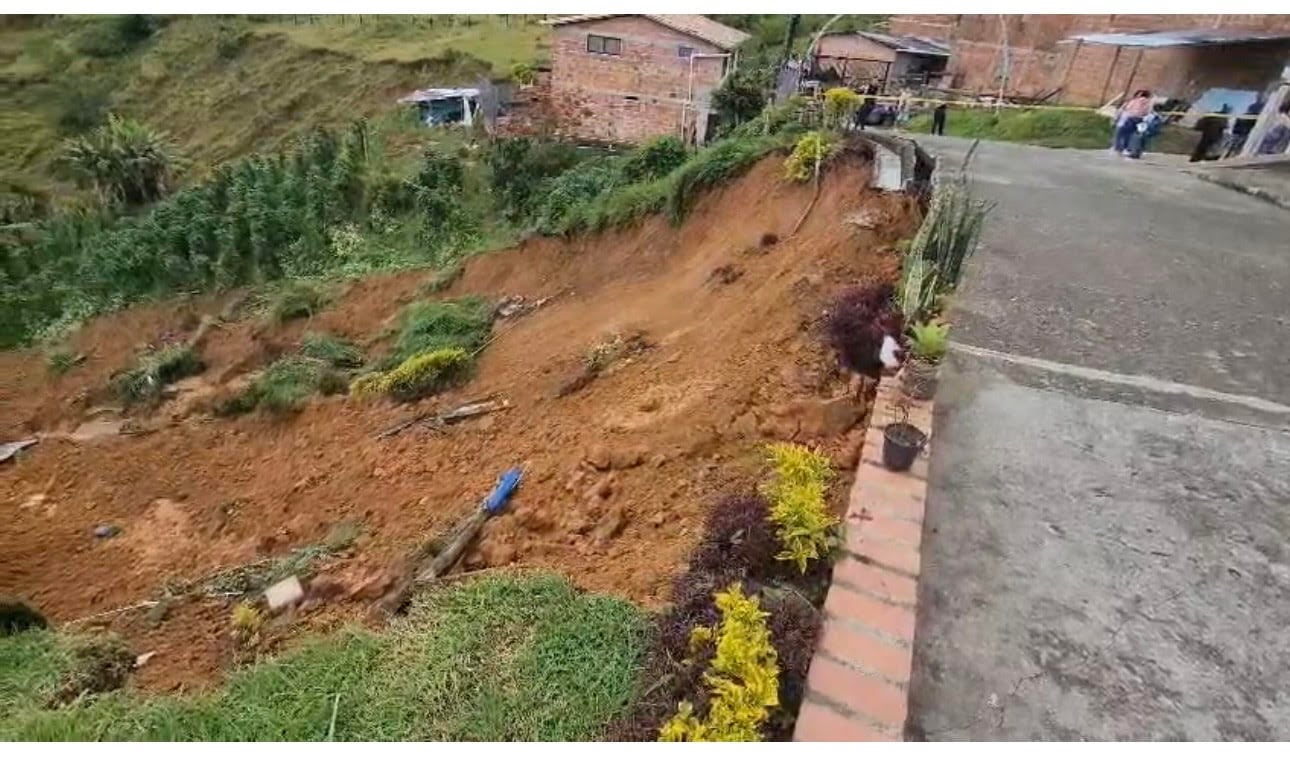 Deslizamiento ocasionado por las fuertes lluvias en Granada, Antioquia. Foto: Cortesía.