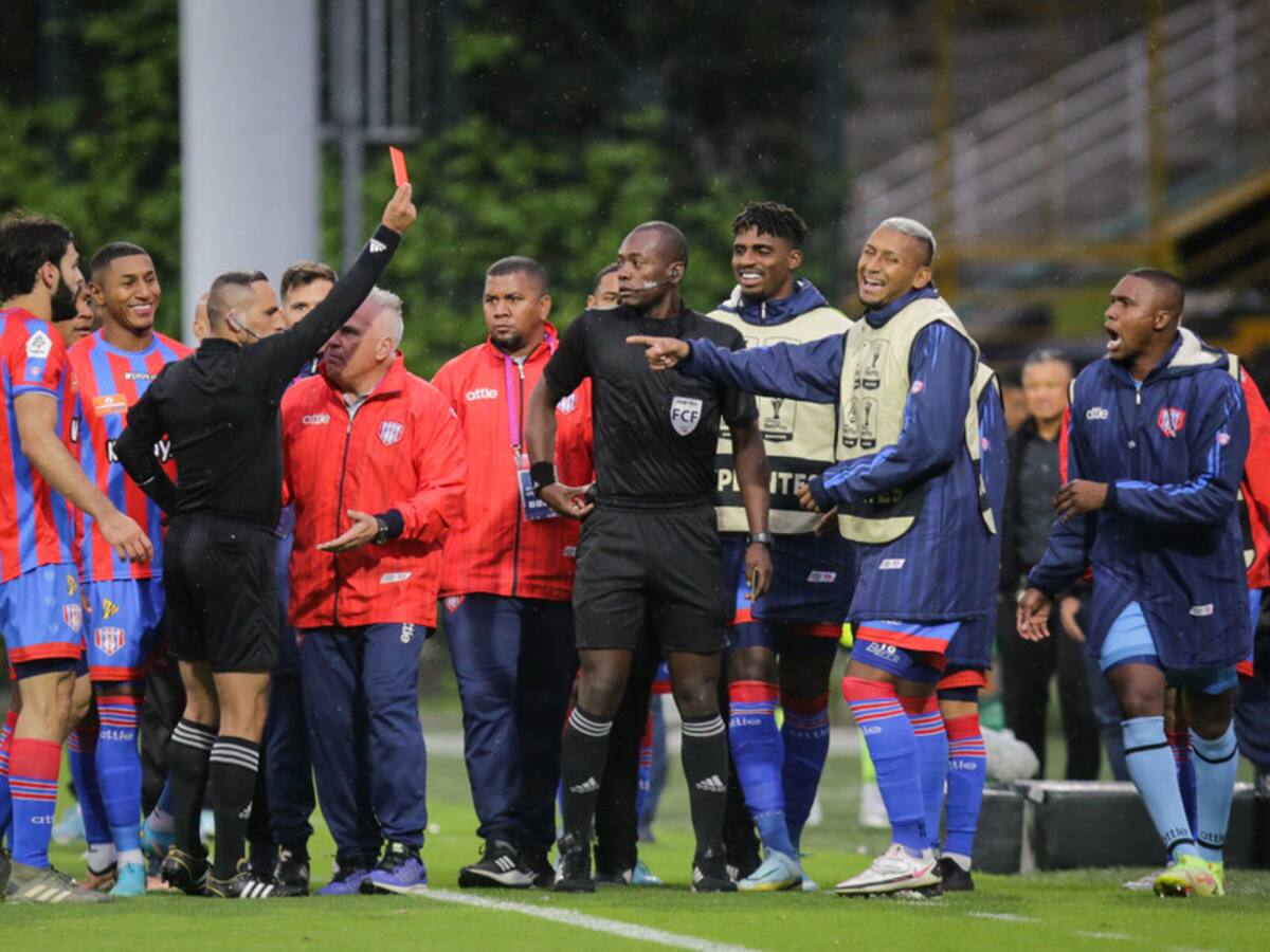 Álex Mejía, contra el árbitro Alba: “Somos una vergüenza nacional e internacional”