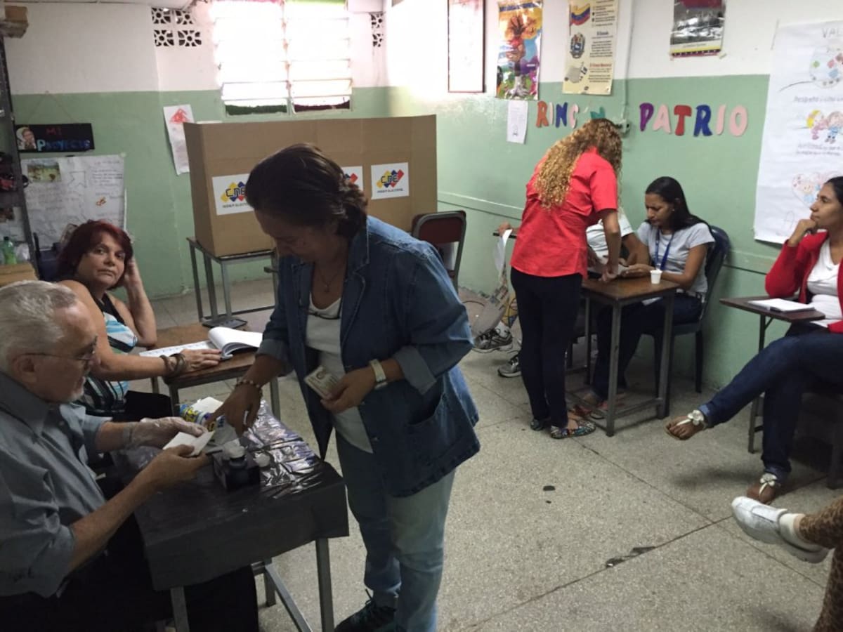 Venezuela elige la nueva Asamblea Nacional en medio de una profunda crisis económica y un ambiente polarizado.