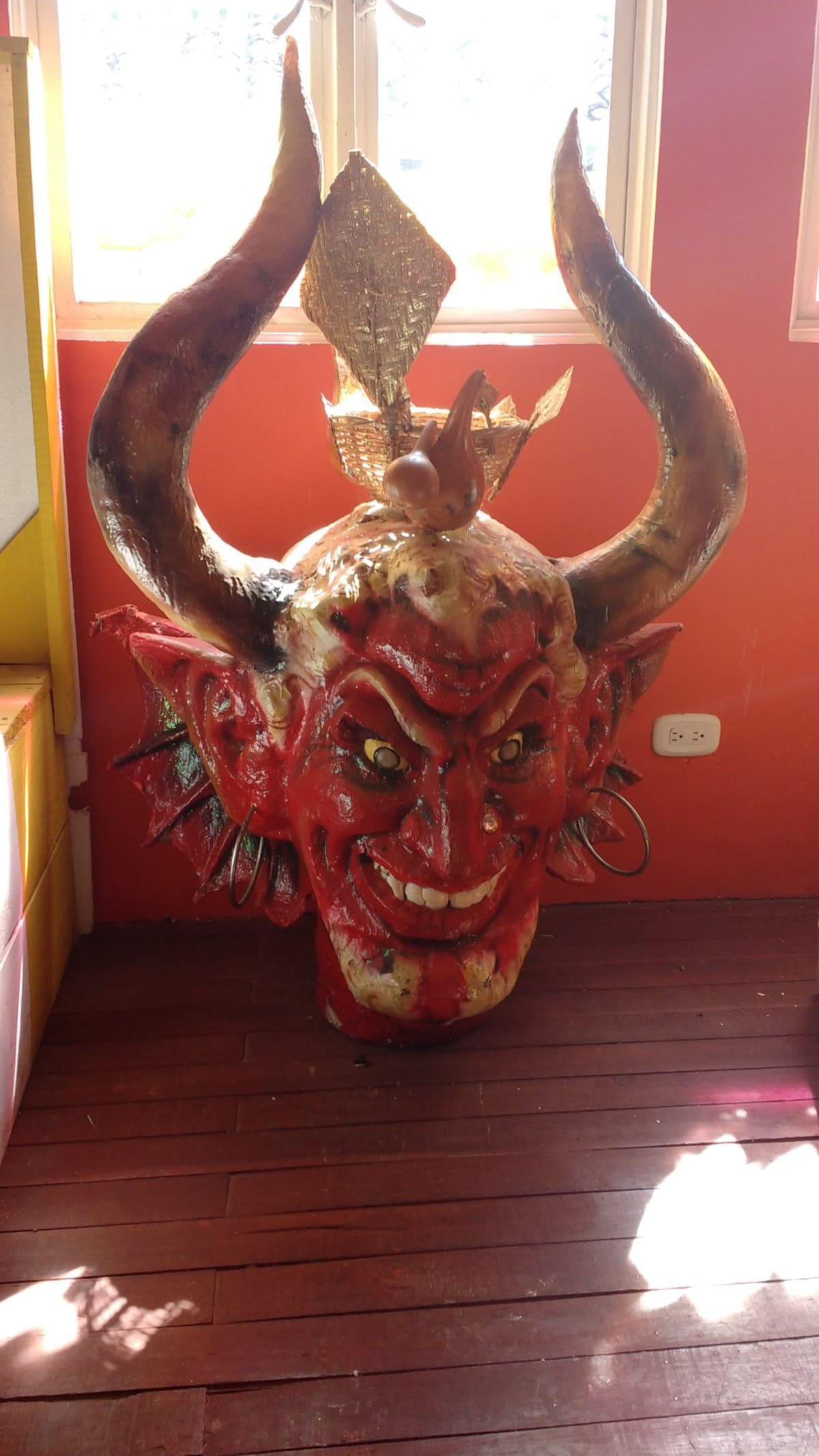 En el mueo del Carnaval reposan algunas cabezas de diablos de ediciones anteriores. 