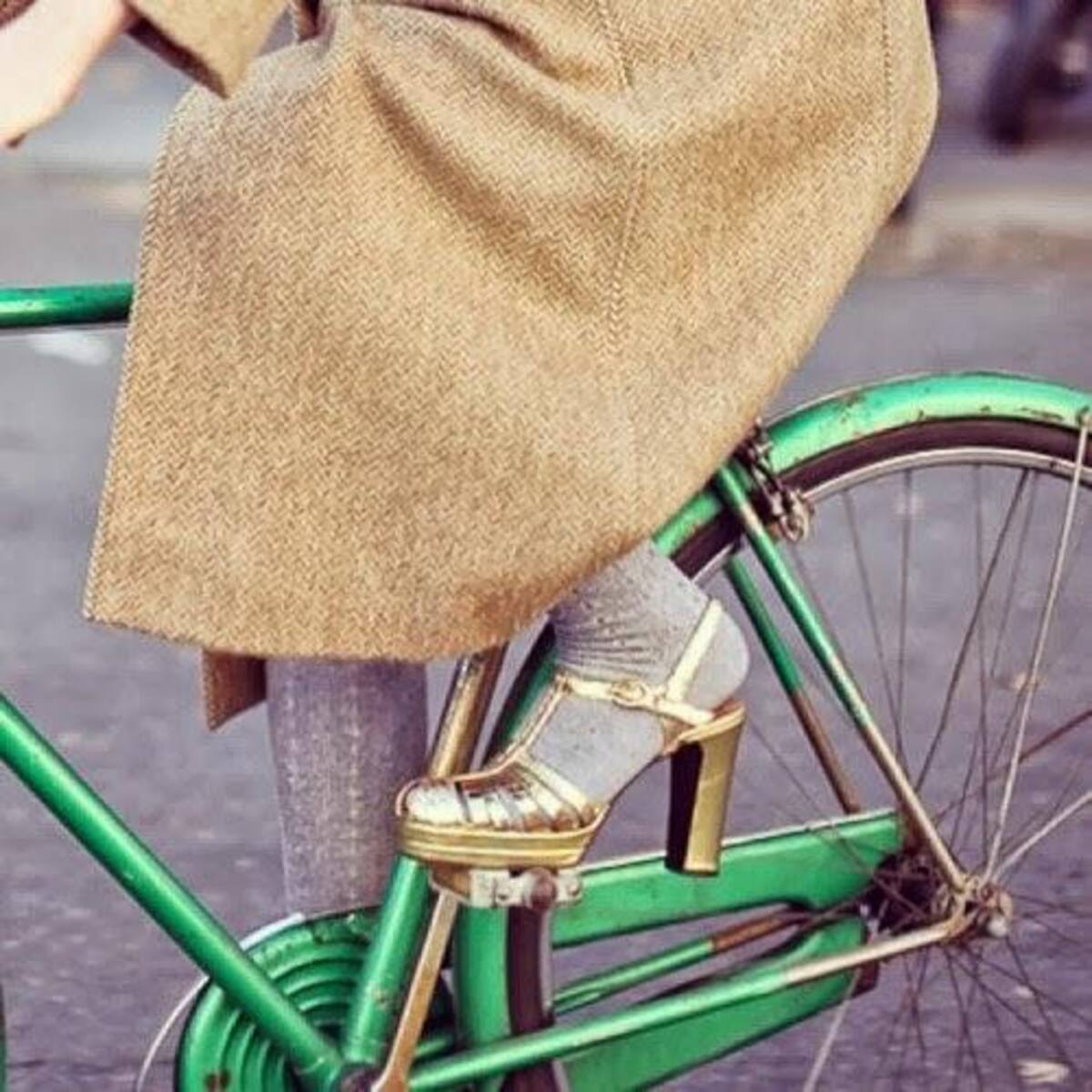 En la página cyclechicrepublic.com hay fotos de personas de diferentes ciudades del mundo que se han unido a la moda de movilizarse en bicicleta con estilo.