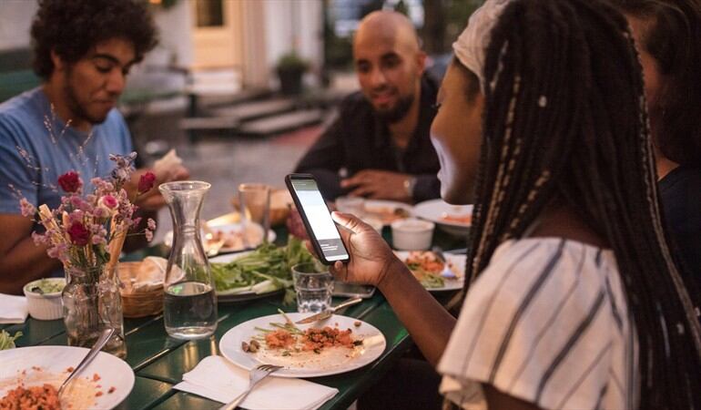 ¿Usted considera que el celular está acabando con la comunicación entre las personas?. Foto: Getty Images