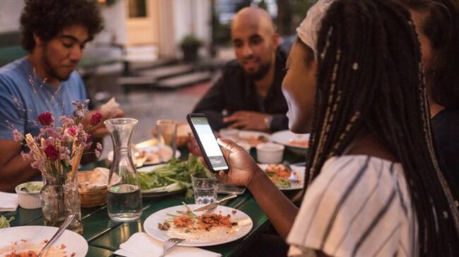 ¿Usted considera que el celular está acabando con la comunicación entre las personas?. Foto: Getty Images