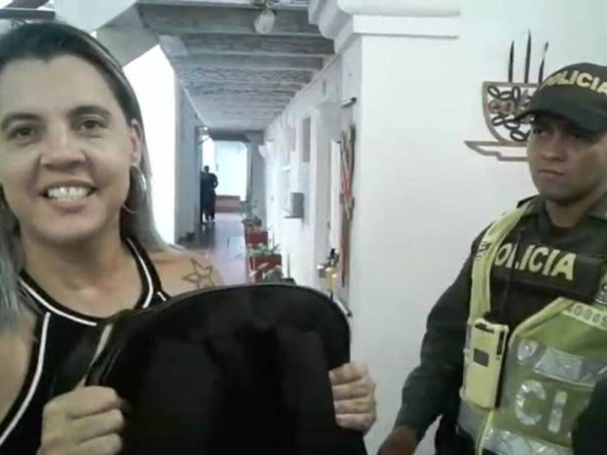 Policías de Cartagena recuperan bolso olvidado en un taxi por una brasilera