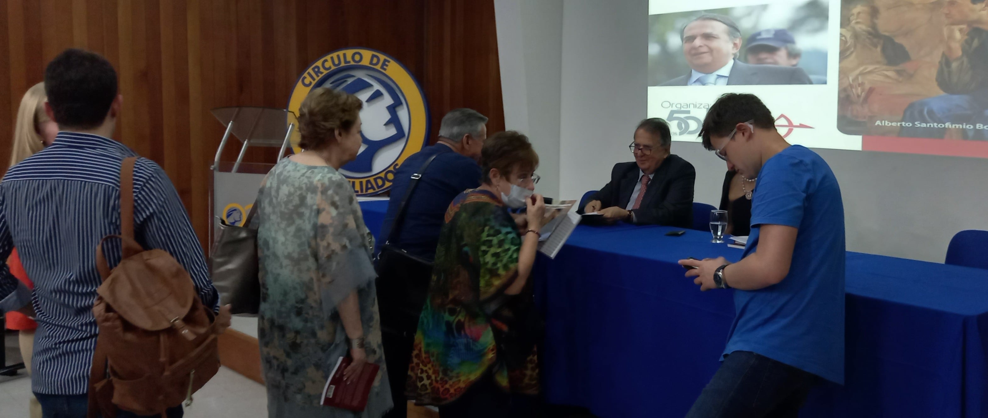 Seguidores hacen fila para la firma de su más reciente libro Soñando Despierto, Antología Poética del Tolima