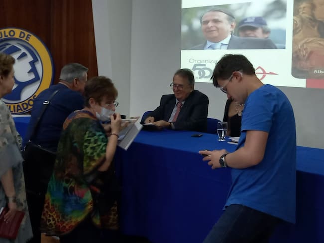 Seguidores hacen fila para la firma de su más reciente libro Soñando Despierto, Antología Poética del Tolima