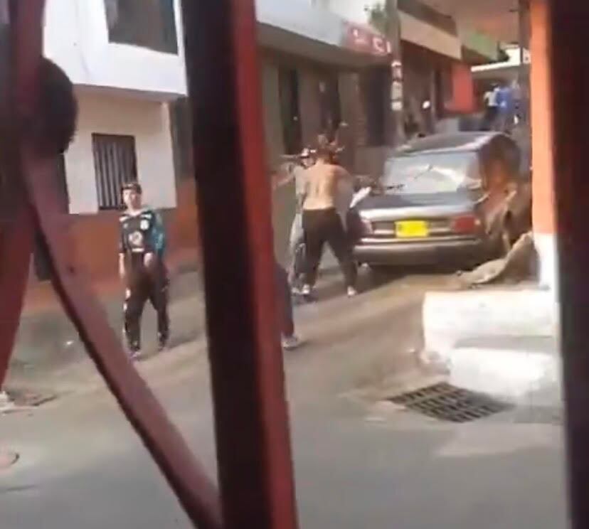 Los hinchas vandalizaron los vehículos a su paso, generando caos en el barrio Moravia de Medellín. Foto: Denuncias Antioquia.