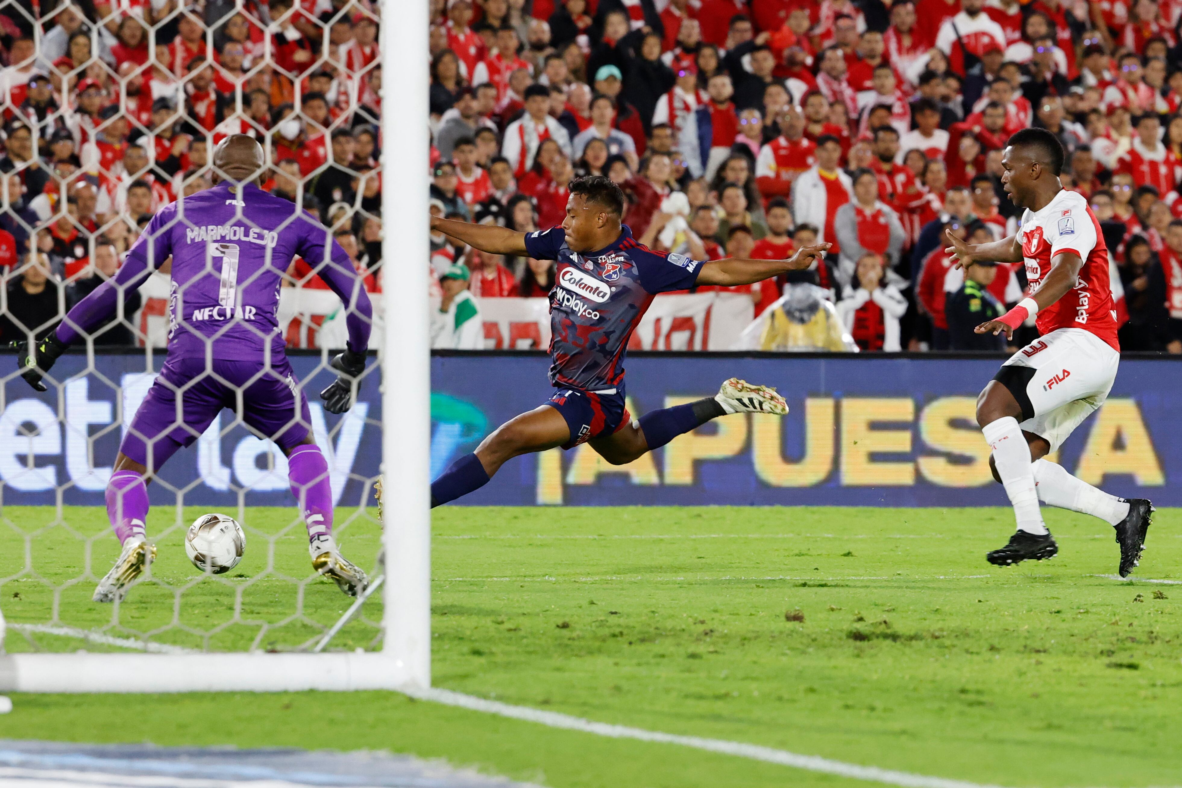 AMDEP7553. BOGOTÁ (COLOMBIA), 24/06/2025.- Andrés Mosquera Marmolejo (i) yVíctor Moreno (d) de Santa Fe disputan un balón con Léider Berrío (c) de Medellín este martes, durante el partido de ida de la final del la liga colombiana entre Independiente Santa Fe y Deportivo Independiente Medellín en el estadio El Campín en Bogotá (Colombia). EFE/ Mauricio Dueñas