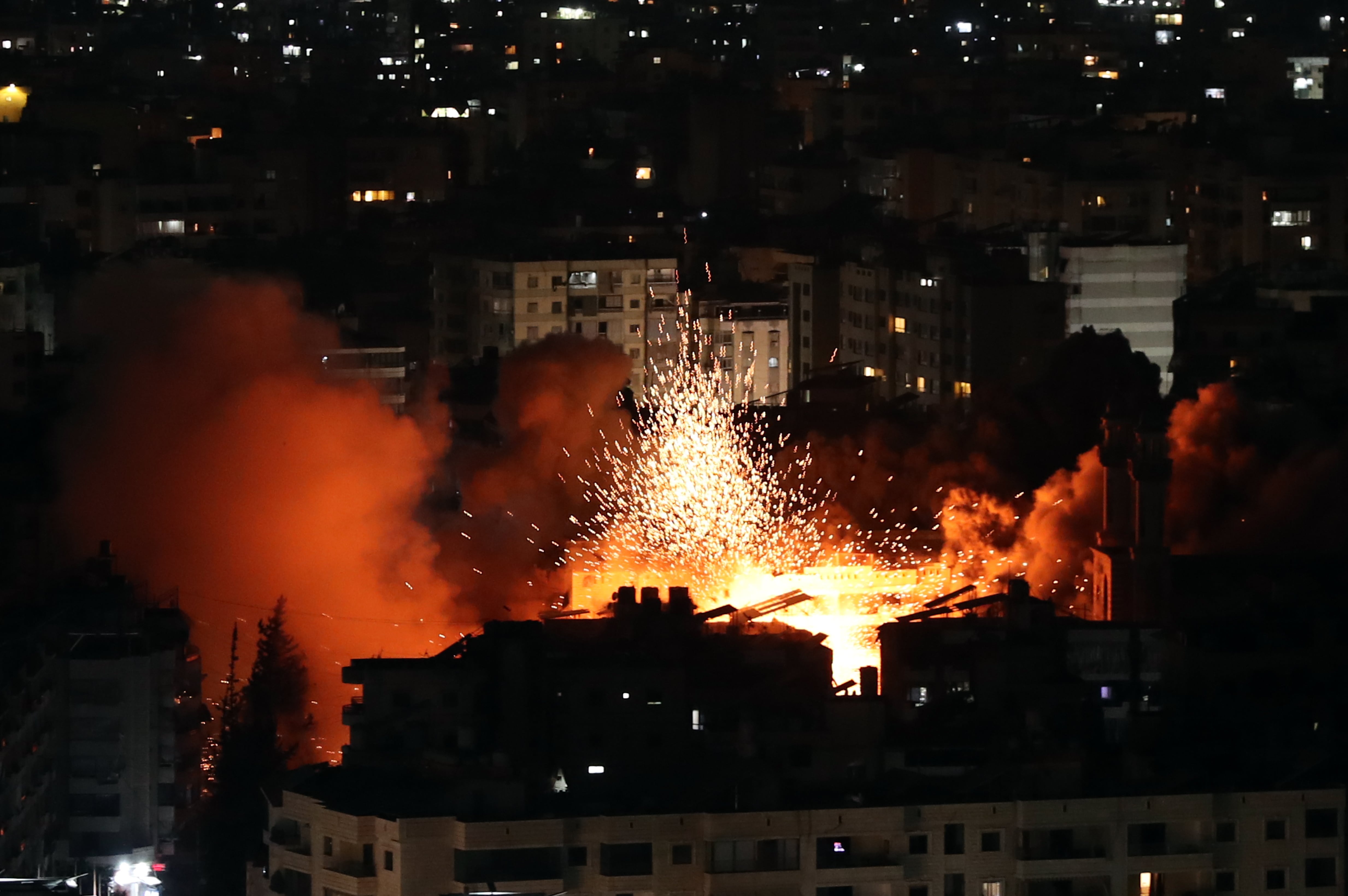 BEIRUT (Lebanon), 05/06/2025.- Smoke and flames rises following an Israeli airstrike in the Dahieh district in southern Beirut, Lebanon, 05 June 2025. The Israel army stated the renewed strikes in the southern suburb of Beirut were carried out against alleged Hezbollah Unmanned Aerial Vehicle (UAV) targets established in civilian neighborhoods. (Líbano, Hizbulá/Hezbolá) EFE/EPA/WAEL HAMZEH
