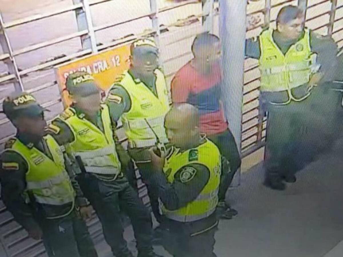 Aplican código de policía a otro vendedor dentro de un bus de Transcaribe