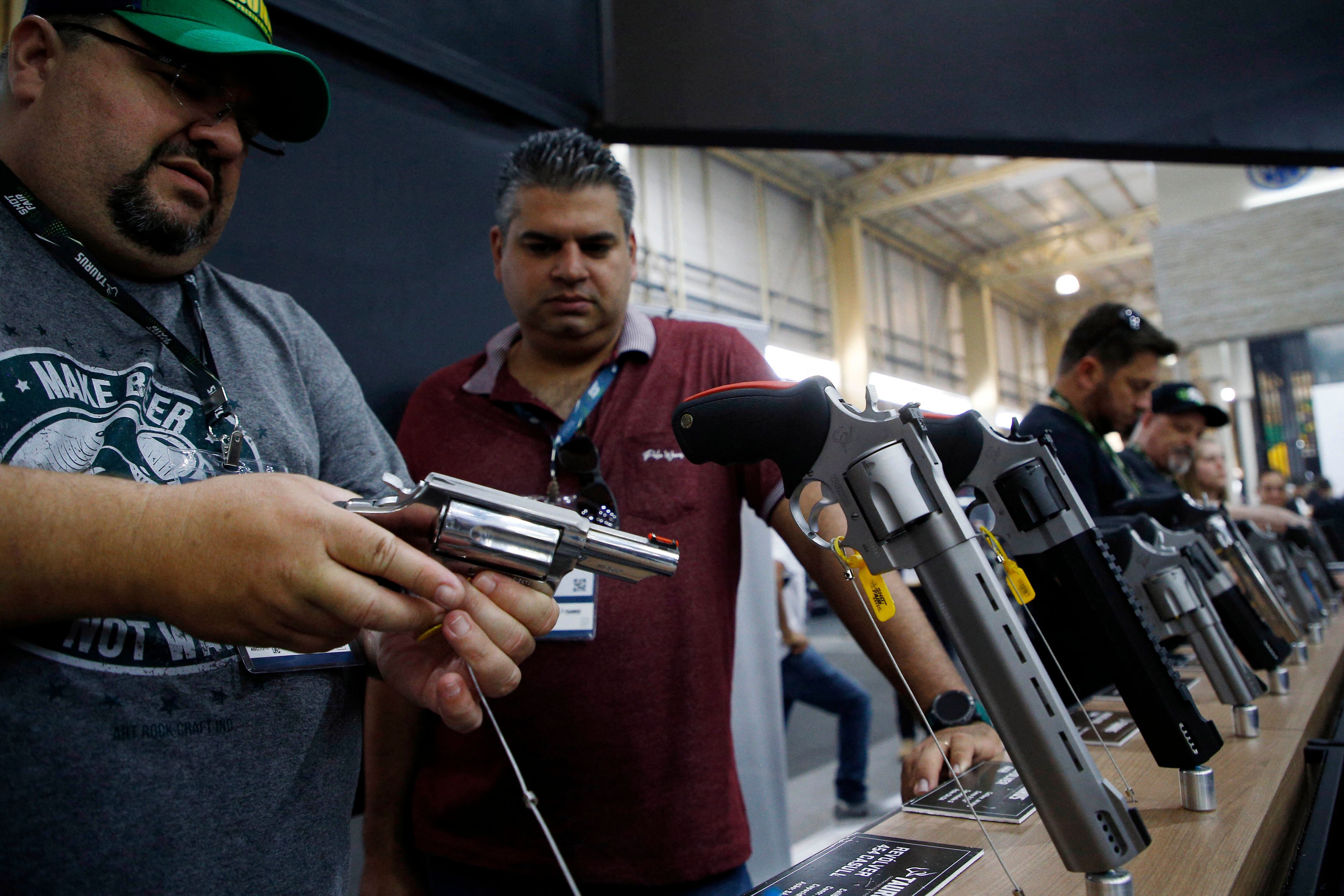 Feria de venta de armas en Brasil.
