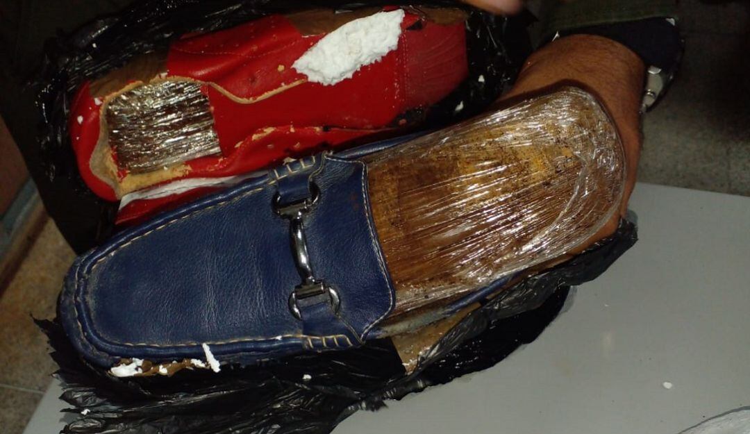 Droga camuflada en calzado