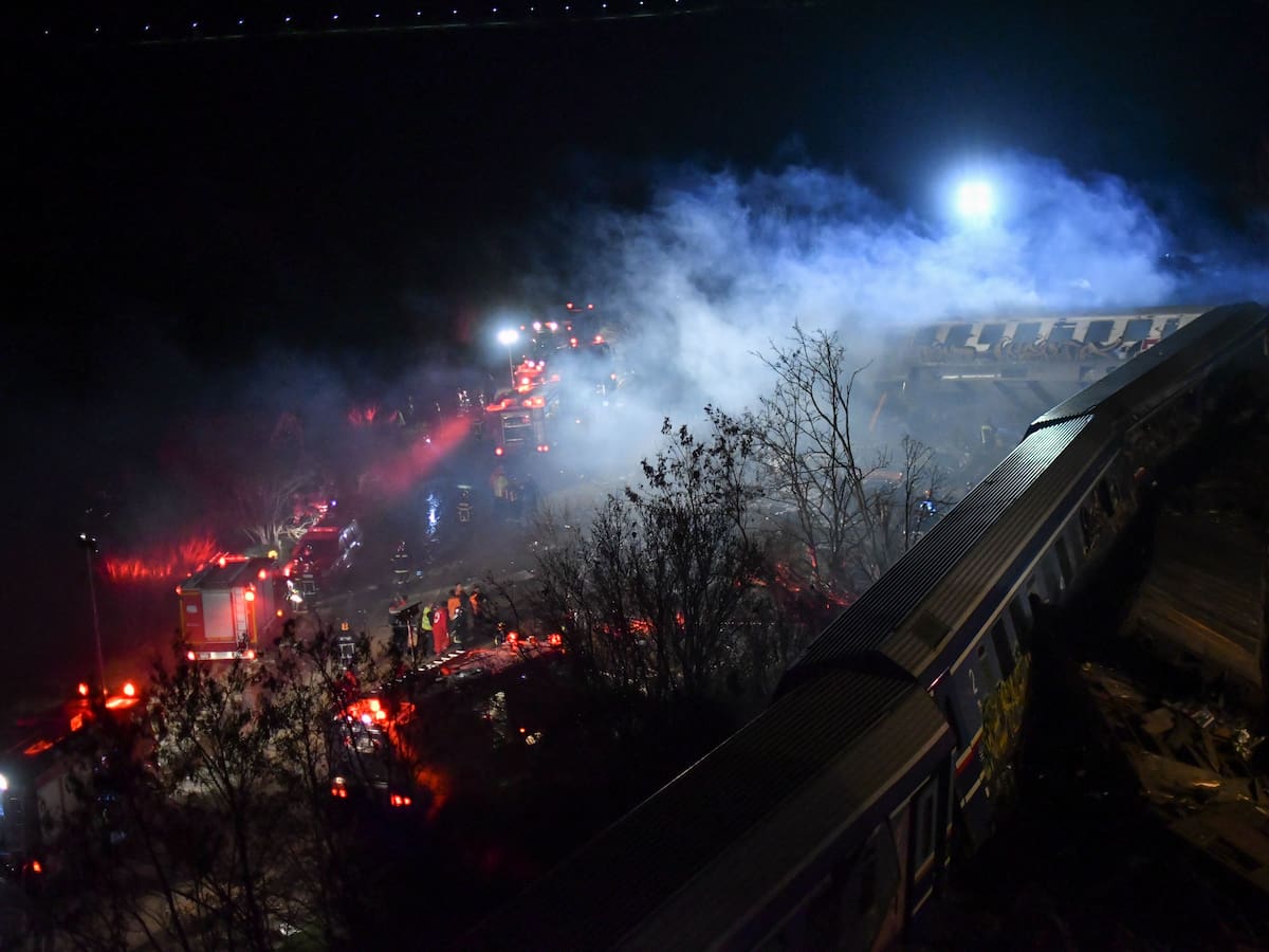 Al menos 29 muertos y 85 heridos deja el choque de dos trenes en Grecia