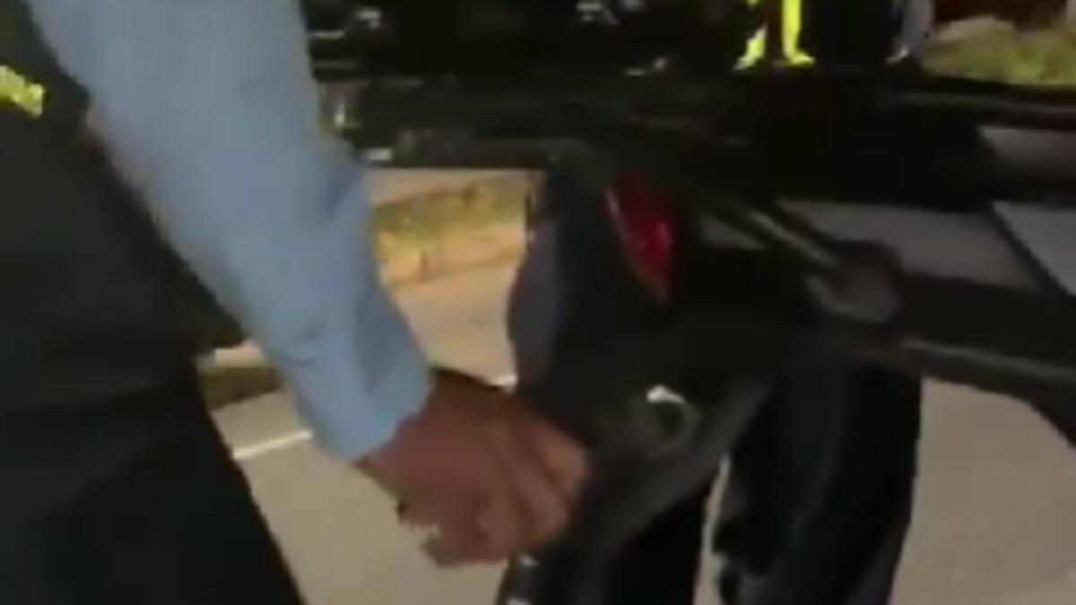 Alcaldía de Medellín abrió investigación a agente de tránsito por dañar una motocicleta
