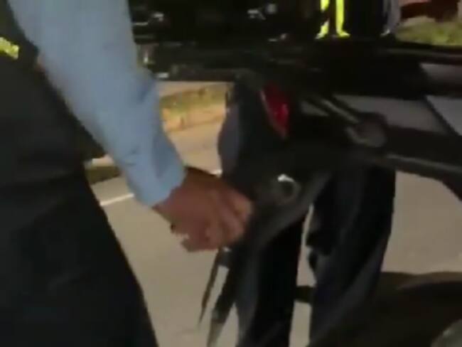 Alcaldía de Medellín abrió investigación a agente de tránsito por dañar una motocicleta