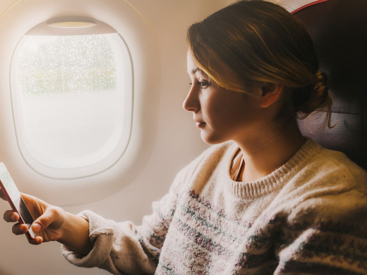 La verdadera razón para poner el celular en ‘modo avión’ cuando volamos