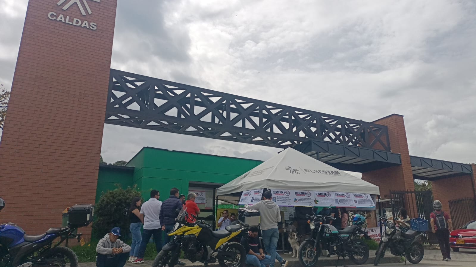 El sindicato del SENA afuera de las instalaciones en Manizales durante el paro nacional indefinido. Foto suministrada.