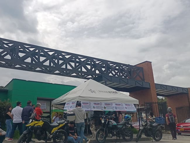 El sindicato del SENA afuera de las instalaciones en Manizales durante el paro nacional indefinido. Foto suministrada.