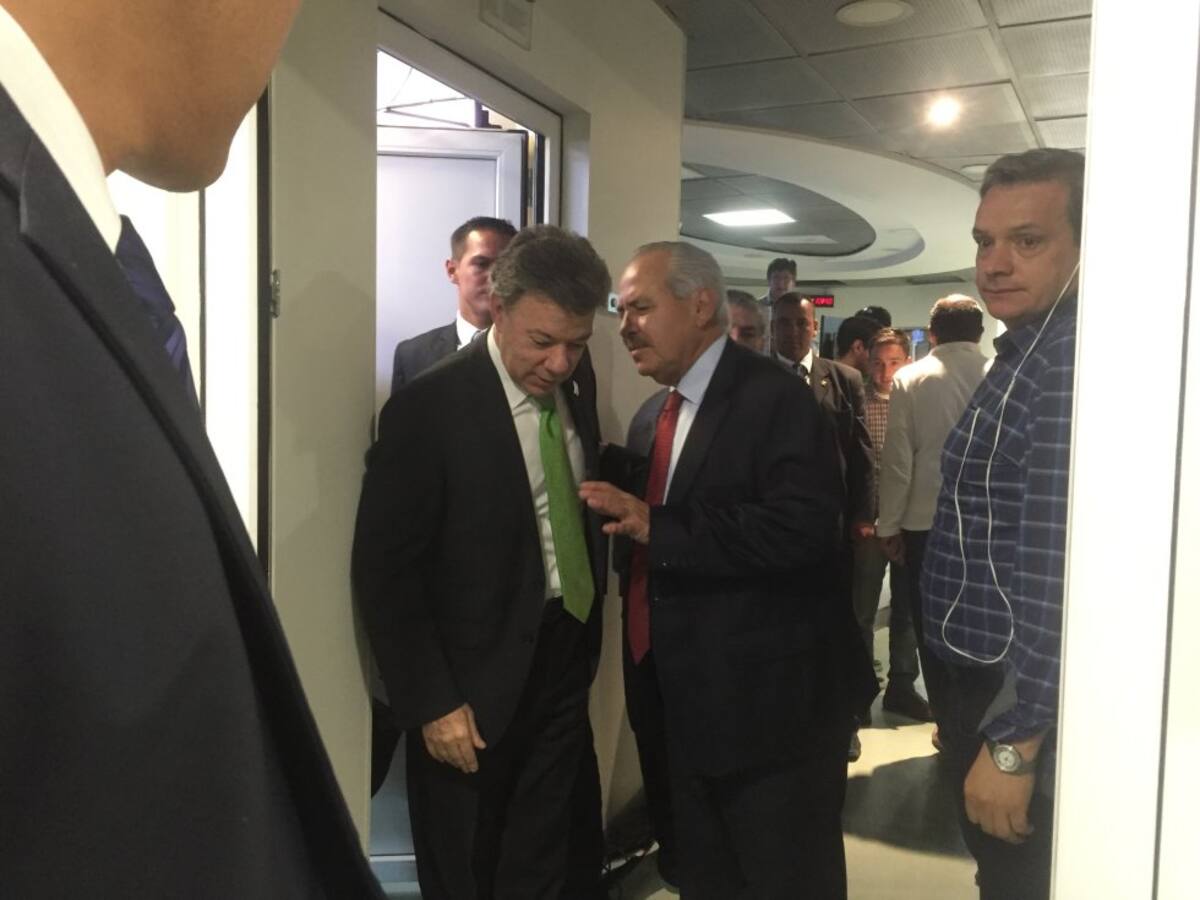 Dario Arizmendi y Juan Manuel Santos Calderón conversan después de la entrevista que contó con transmisión streaming, y que puede ser consultada a través de caracol.com.co