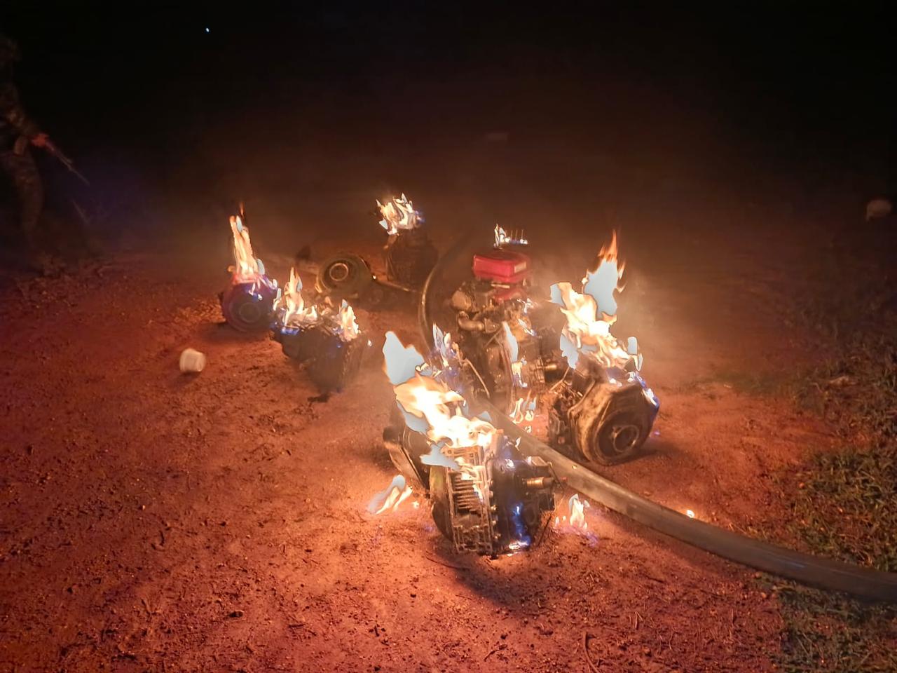 Maquinaría para la minería ilegal del Clan del Golfo en el Bajo Cauca antioqueño. Foto: Brigada 11.