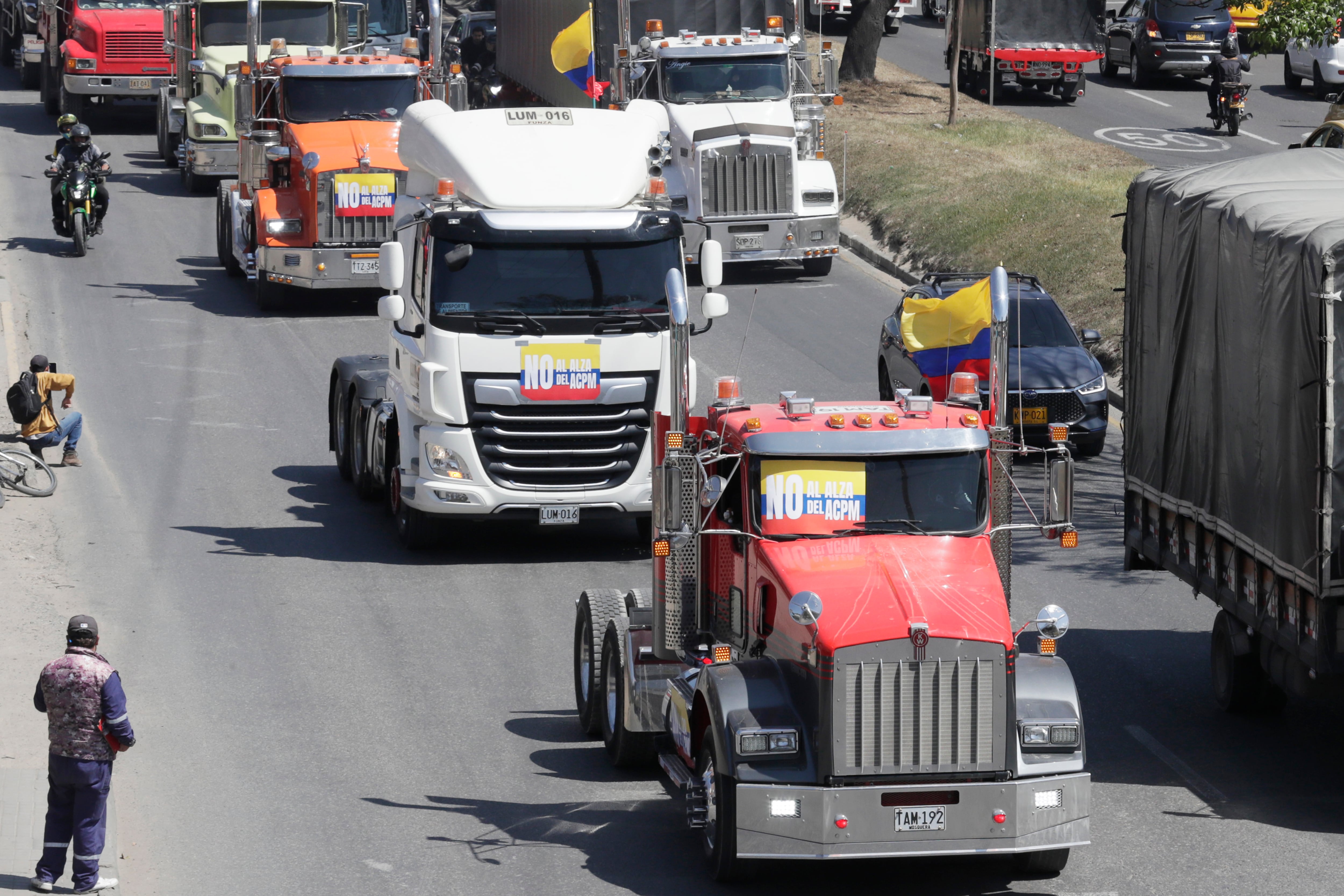 AME4434. BOGOTÁ (COLOMBIA), 30/08/2024.- Camioneros participan en una manifestación este viernes en Bogotá (Colombia). El presidente de la Federación de Empresarios del Transporte de Carga (Fedetranscarga), Henry Cárdenas, pidió al Gobierno que los escuche "desde lo que pasa en las carreteras, no desde el Ministerio de Hacienda y el Palacio de Justicia, que es muy diferente a lo que es la realidad". EFE/ Carlos Ortega
