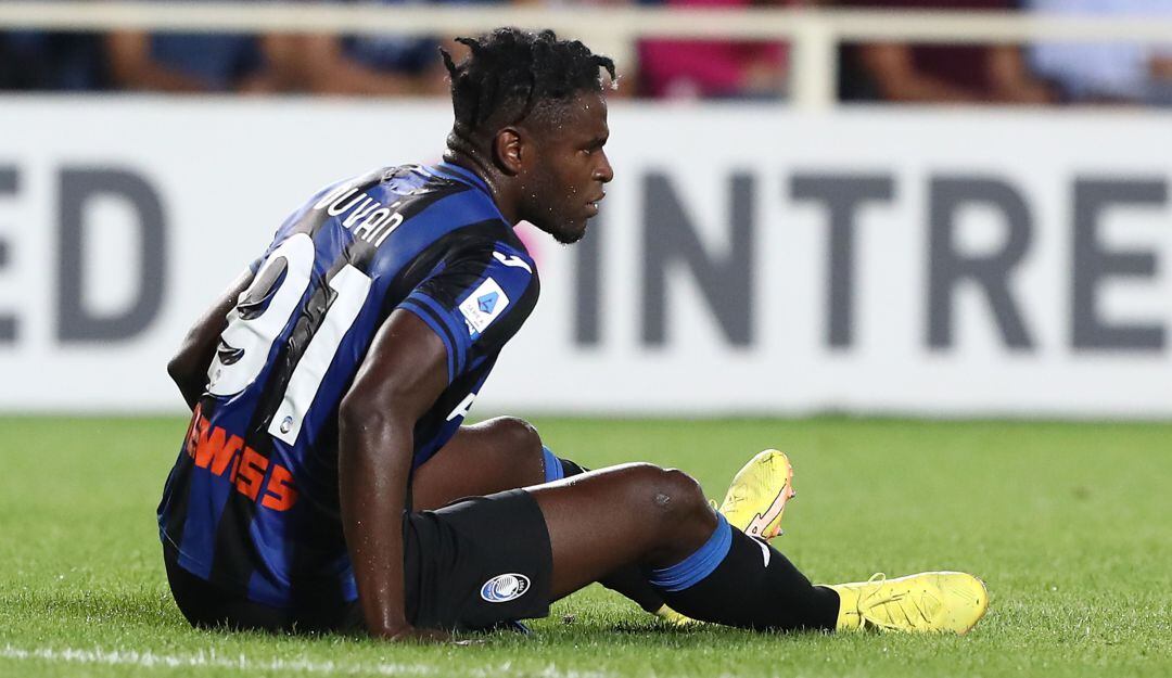 Duván Zapata salió lesionado durante el partido entre Atalanta y Torino.