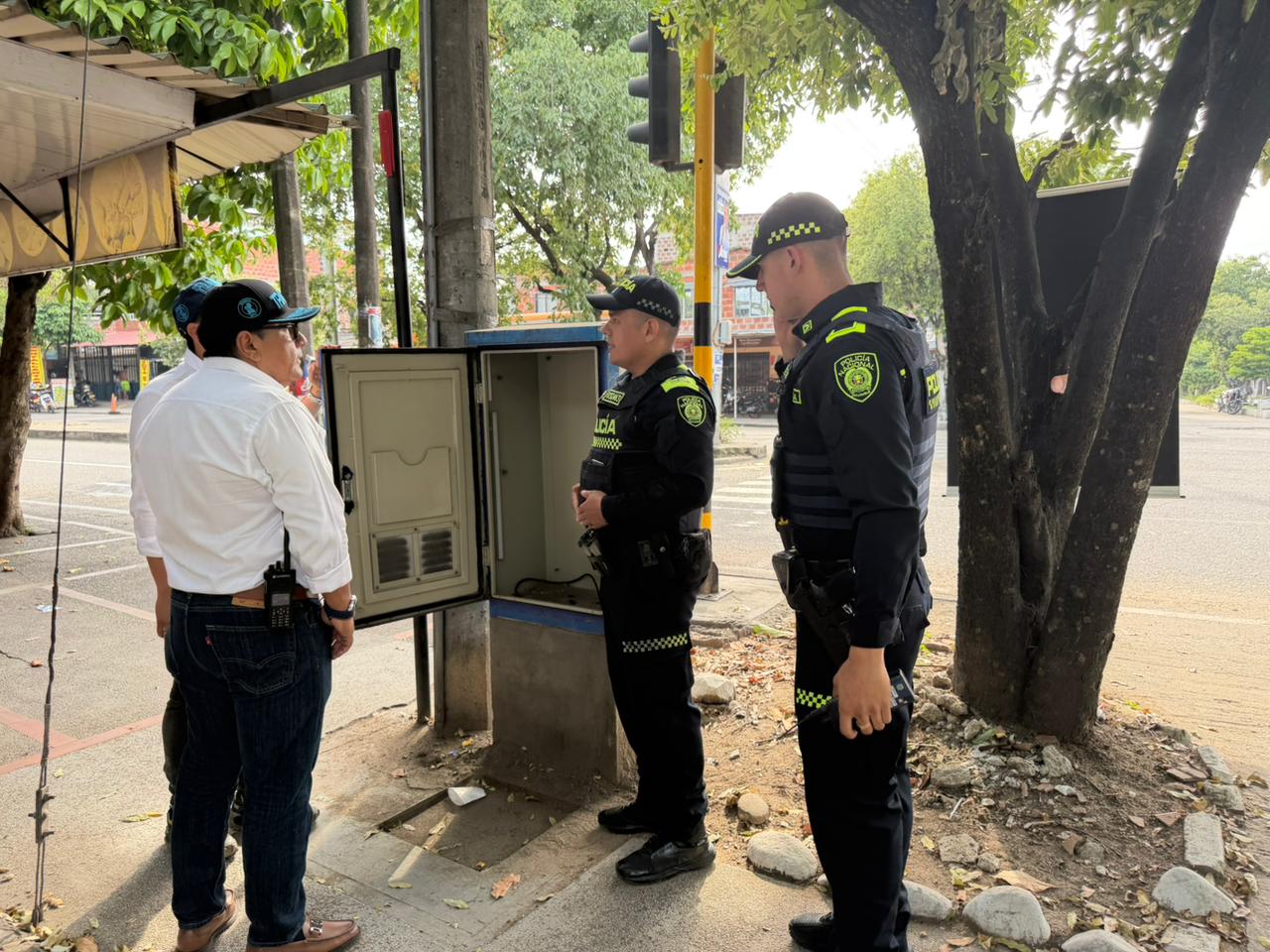 El cruce de la carrera 1 con calle 64, en el barrio Chicalá, permanece sin semáforos tras el robo del controlador avaluado en $60 millones.