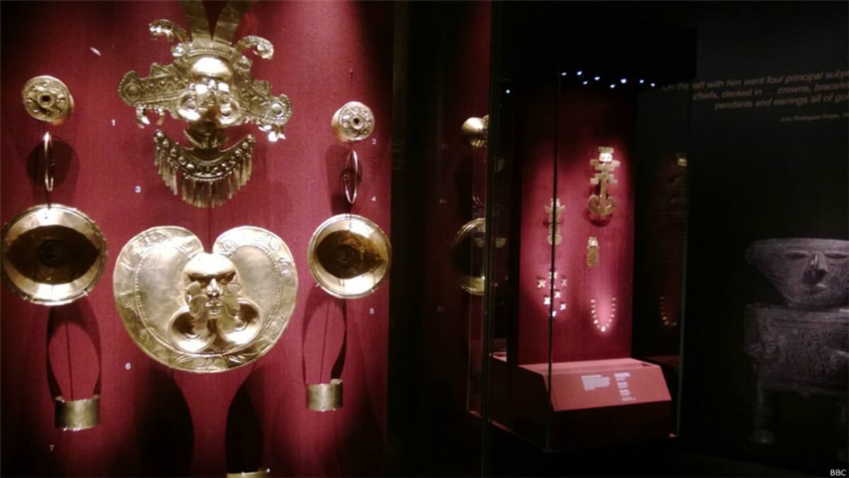 Los collares eran utilizados por los chamanes en la cultura Tairona, a la que pertenece éste, de piedras rojas y garras doradas. Ellos creían que al imitar alguna particularidad del animal, como por ejemplo sus garras, podían obtener alguna de sus atribuciones.