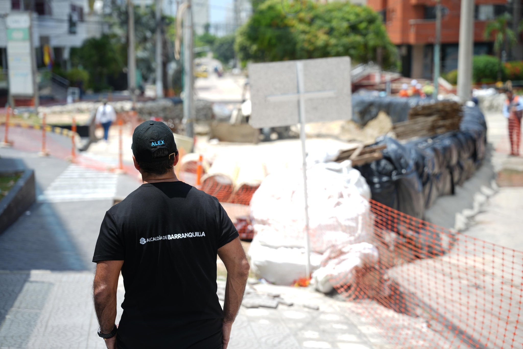 El alcalde Alejandro Char supervisa las obras de canalización en la calle 85