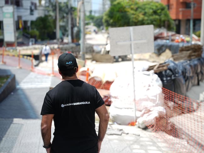 El alcalde Alejandro Char supervisa las obras de canalización en la calle 85