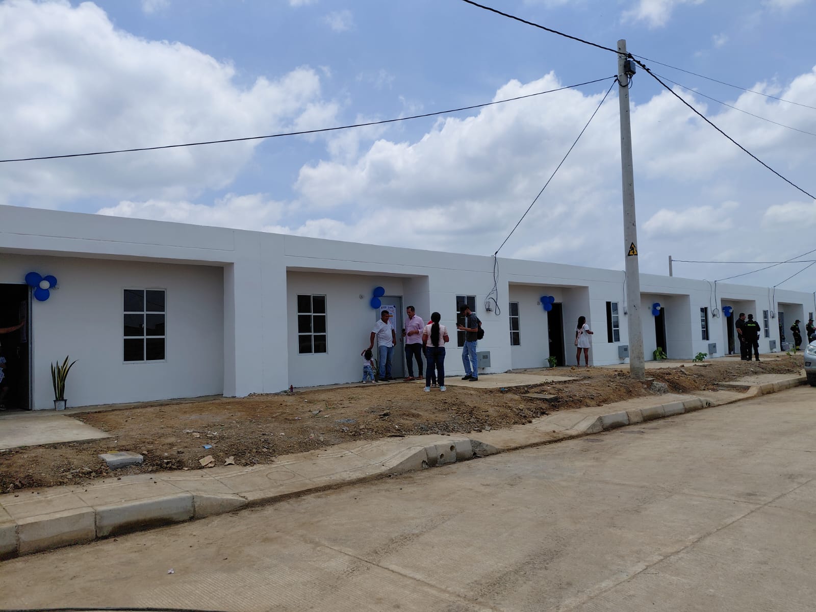 "El río no volverá a tocar su puerta": alcalde de Montería tras entrega de viviendas a 43 familias. Foto: Caracol Radio/Claudia Hernández.