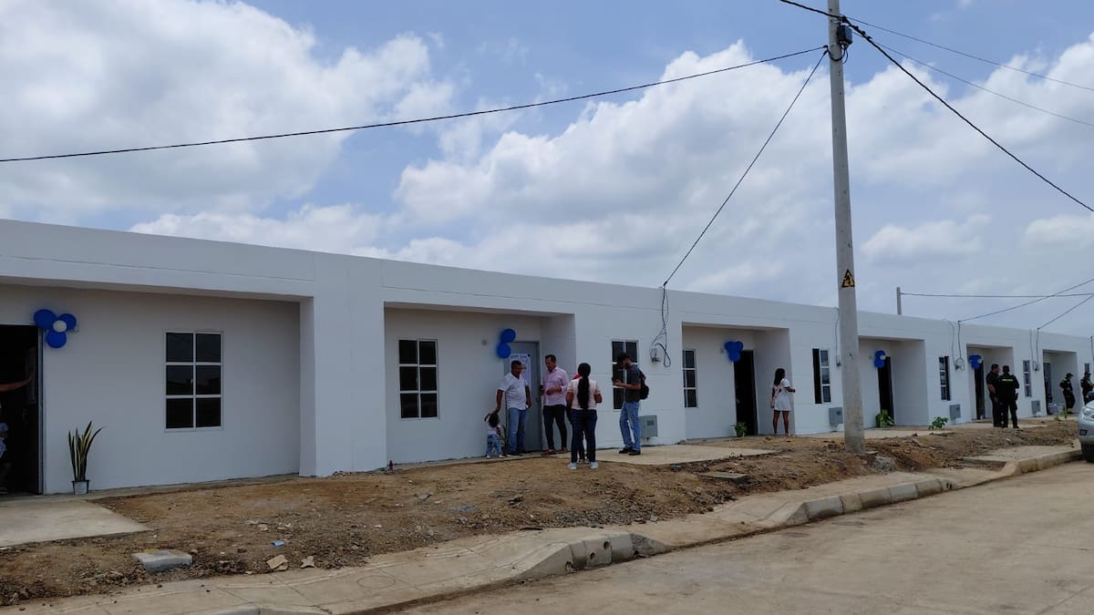 “El río no volverá a tocar su puerta”: alcalde de Montería tras entrega de viviendas a 43 familias