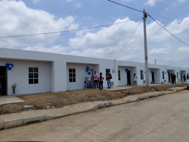 "El río no volverá a tocar su puerta": alcalde de Montería tras entrega de viviendas a 43 familias. Foto: Caracol Radio/Claudia Hernández.