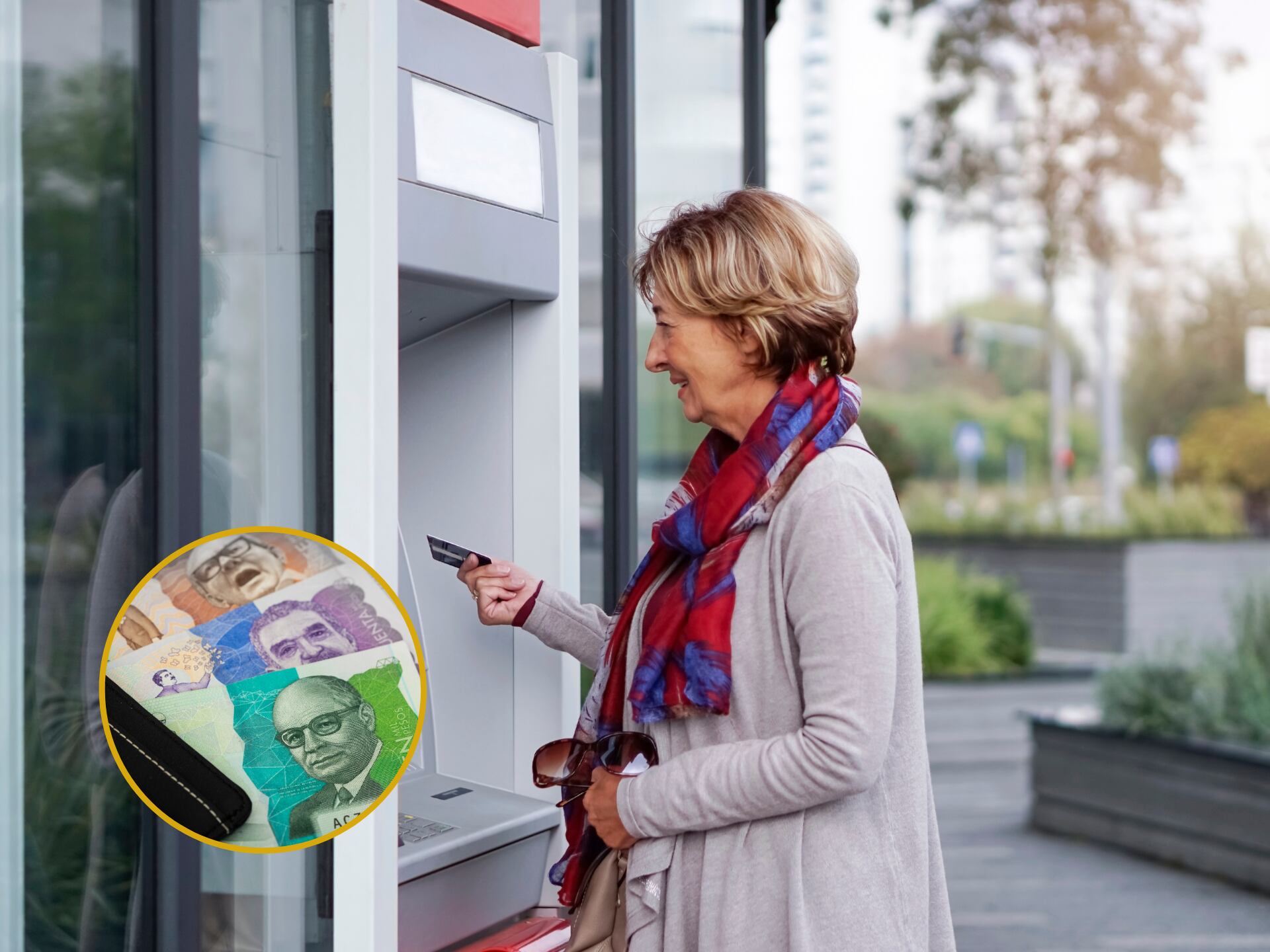 Mujer adulto mayor retirando su pensión de un cajero automático. En el círculo, la imagen de billetes colombianos (Fotos vía GettyImages)