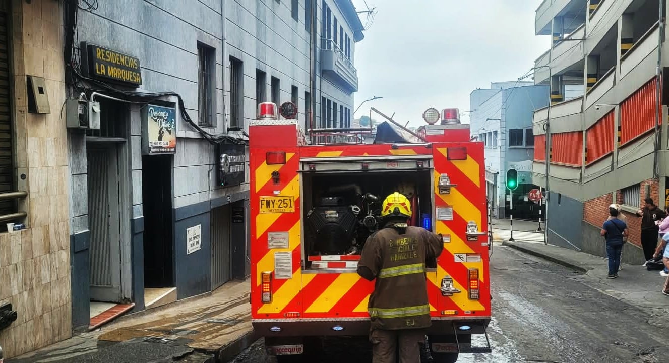 Unidades del Cuerpo de Bomberos de Manizales adelantaban labores de enfriamiento en el lugar donde ocurrió el incendio.