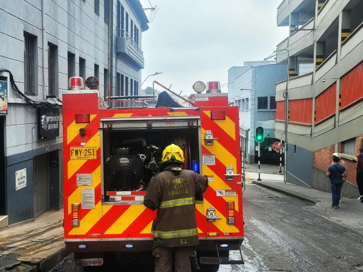 Investigan las causas de un incendio en Manizales el cual afectó establecimientos comerciales