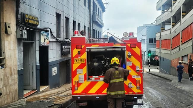 Unidades del Cuerpo de Bomberos de Manizales adelantaban labores de enfriamiento en el lugar donde ocurrió el incendio.