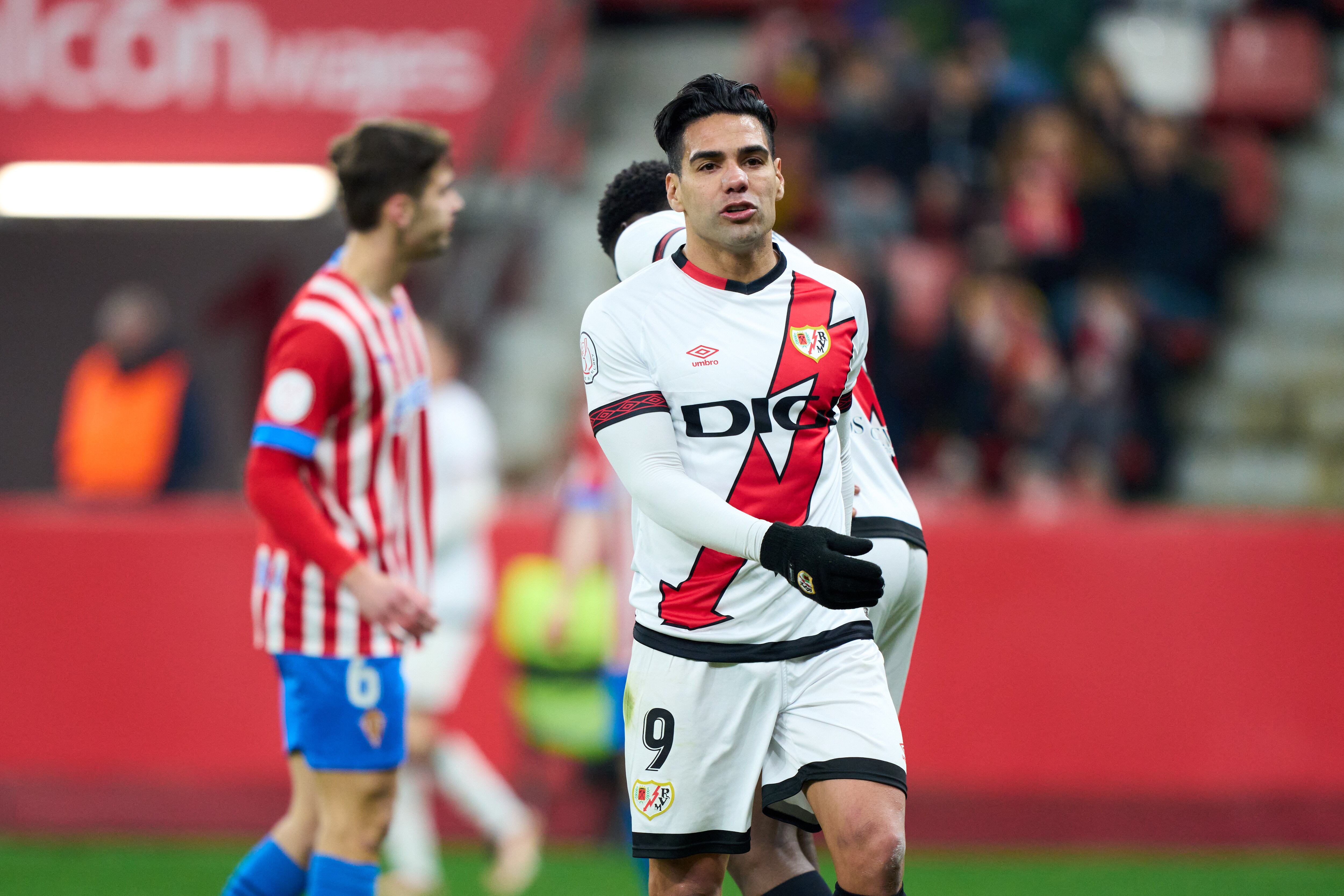 Falcao y Rayo Vallecano quedaron eliminados de la Copa del Rey a manos del Sporting. (Photo by Juan Manuel Serrano Arce/Getty Images)